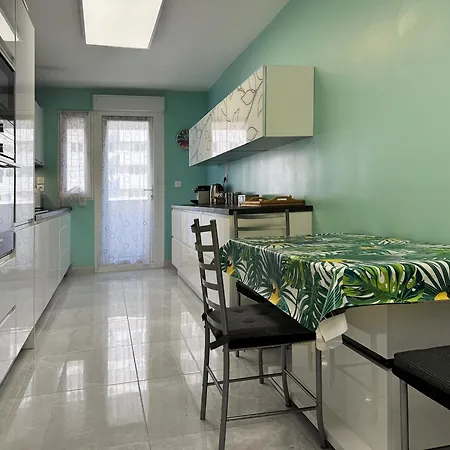 Chez Vélia Grand 4 Pièces, Parking Privé Et Emplacement Idéal